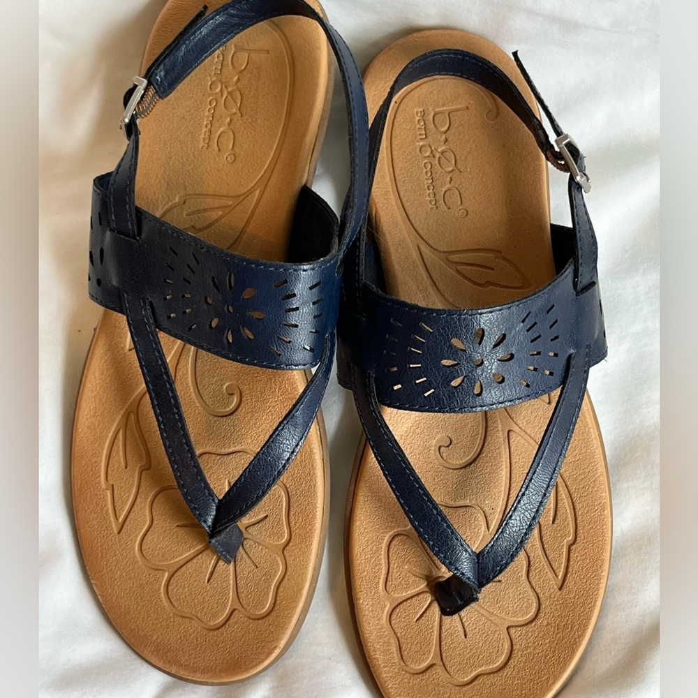b o c Born size 9 navy blue thong sandals